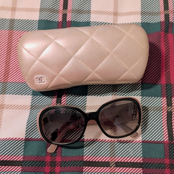 CHANEL Accessories - CHANEL 5113-A Camellia Sunglasses Black Pink Frame Women Authentic